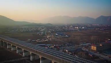 无人机航拍冬季太行山大桥黄昏视频的预览图